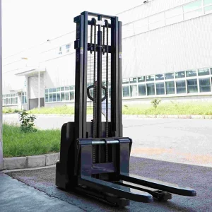 warehouse-forklift-2