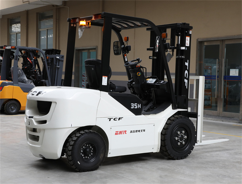 Forklift TCO: Find the Real Cost Before You Buy插图2 The 3-ton and 3.5-ton white high voltage lithium battery electric forklifts