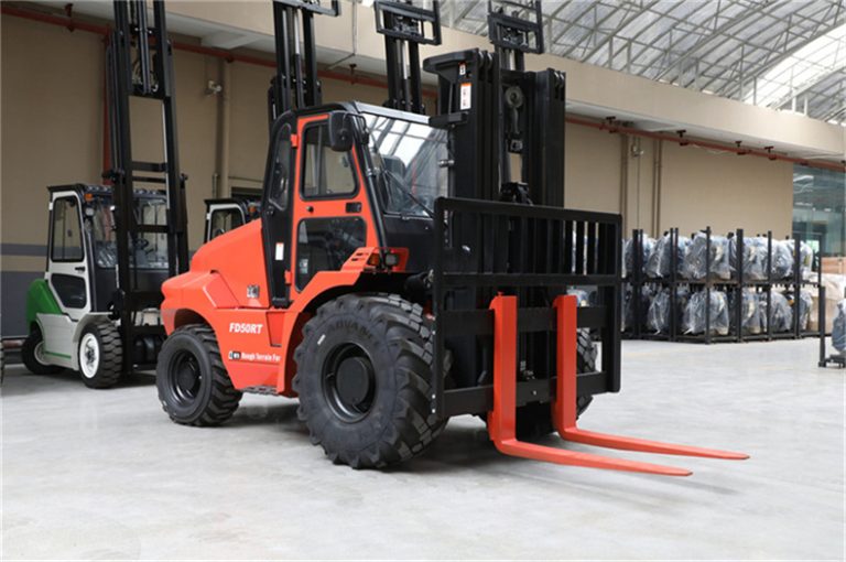 Rough Terrain Forklift vs. Telehandler Which One is Right for Your Project