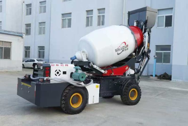 Detailed view of the JBC(4000)2.4 mobile mixer chassis and heavy-duty rear axle.