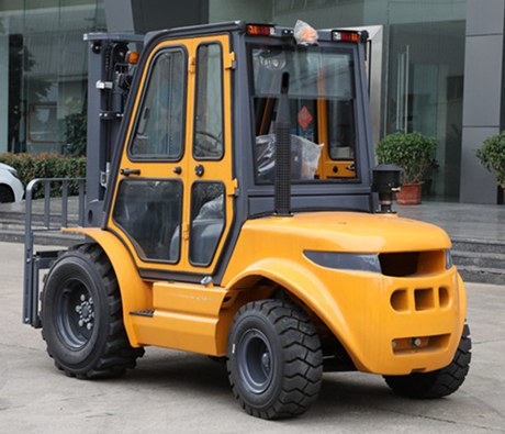 2WD vs 4WD Rough Terrain Forklifts for Your Site插图 2WD vs 4WD Rough Terrain Forklifts for Your Site