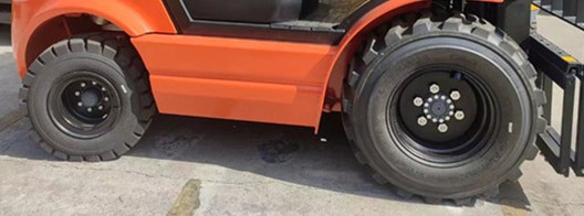 2WD vs 4WD Rough Terrain Forklifts for Your Site插图1 Rough terrain forklift tires and chassis for route assessment