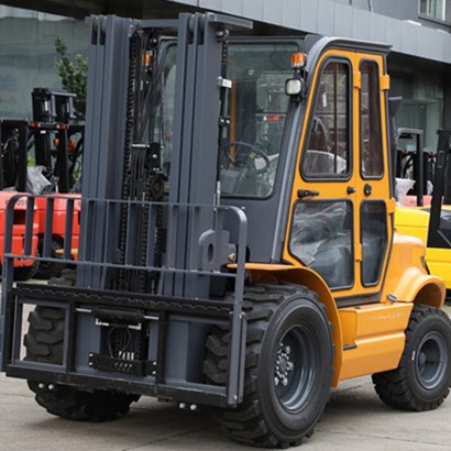 2WD vs 4WD Rough Terrain Forklifts for Your Site插图2 Rough terrain forklift configuration for outdoor handling