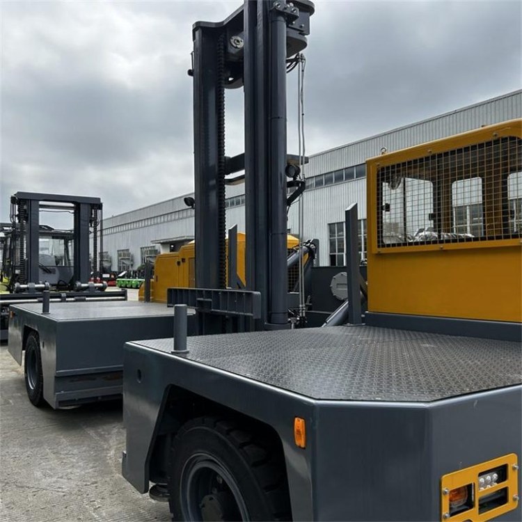 Side Loader Forklift Aisle Width for Pipes and Steel Storage插图1 Side loader deck and mast for storage aisle planning